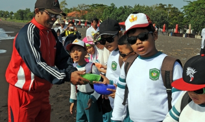 Pelepasliaran Tukik Bersama Siswa SD Al Khairriyah
