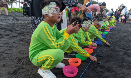Pelepasliaran Tukik Bersama Siswa Siswi TK Aisyah 1 Banyuwangi 